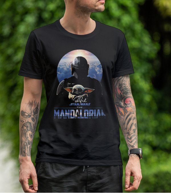 Star Wars The Mandalorian Mando And Grogu Signature Sky Background T-Shirt