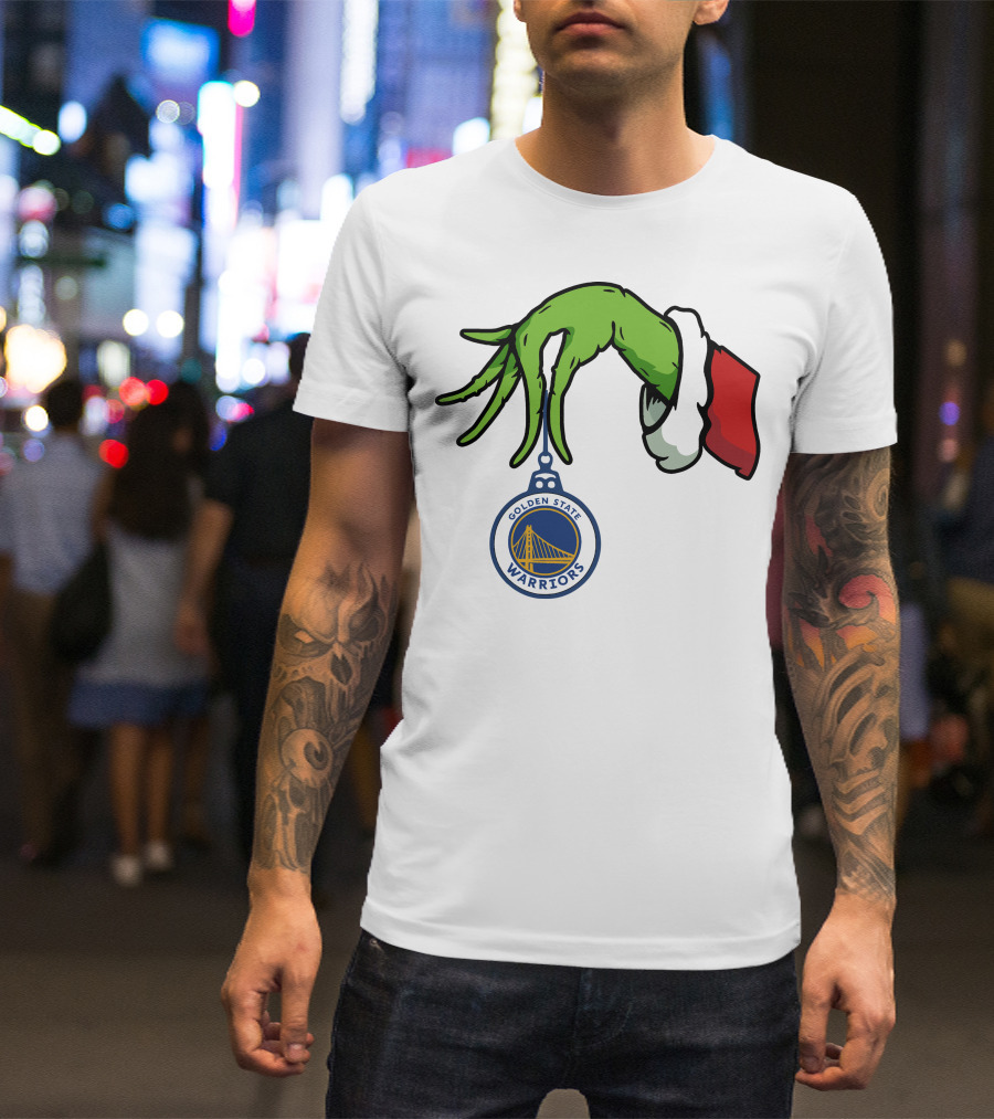 The Grinch Hand Holding Golden State Warriors T-Shirt