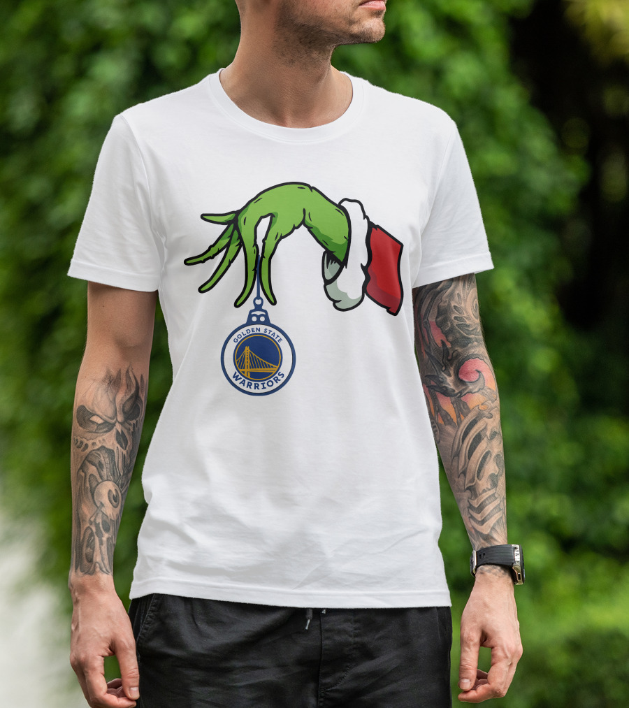 The Grinch Hand Holding Golden State Warriors T-Shirt