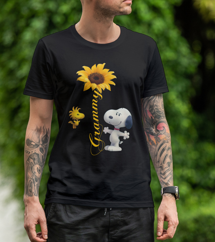 Grammy Peanuts Snoopy And Woodstock With Sunflower T-Shirt