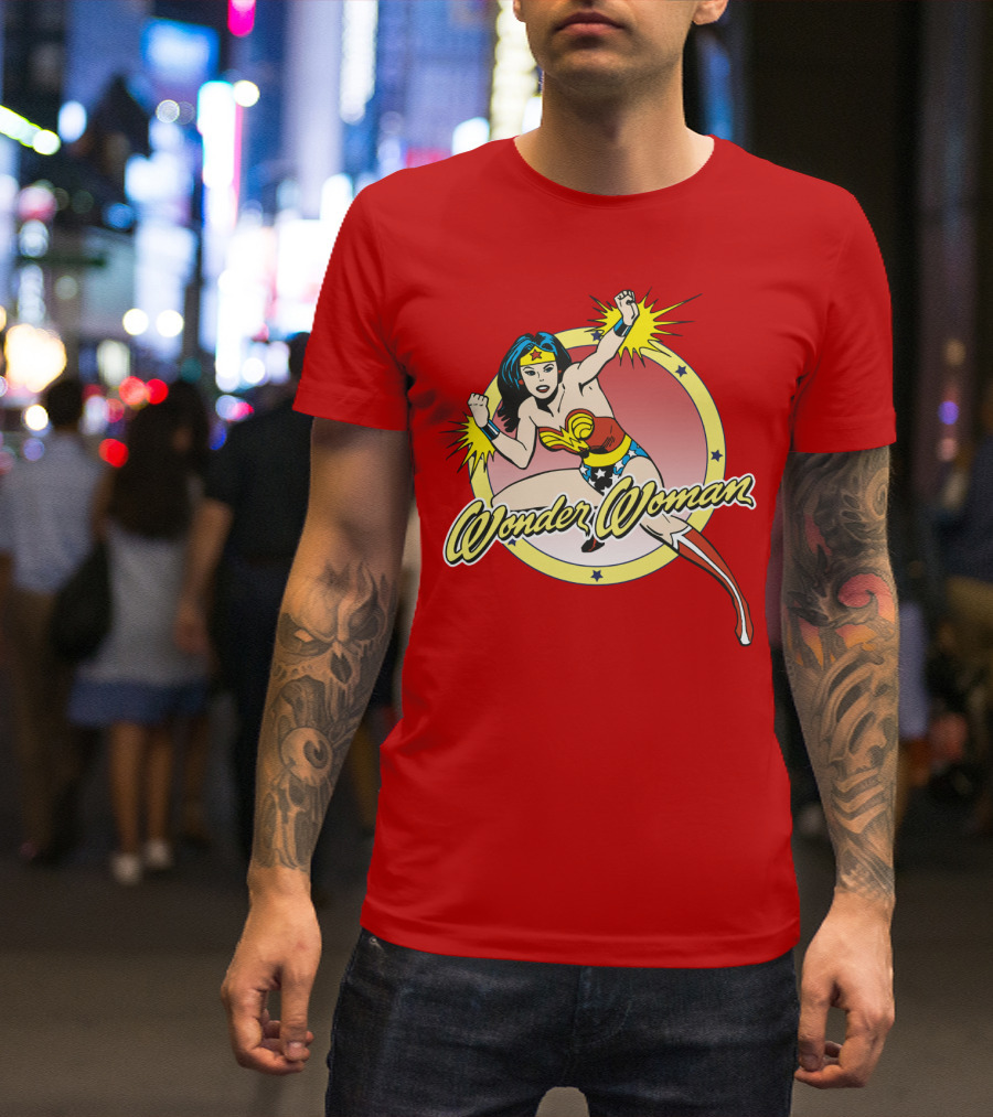Wonder Woman Dynamic Heroic Pose Comic T-Shirt