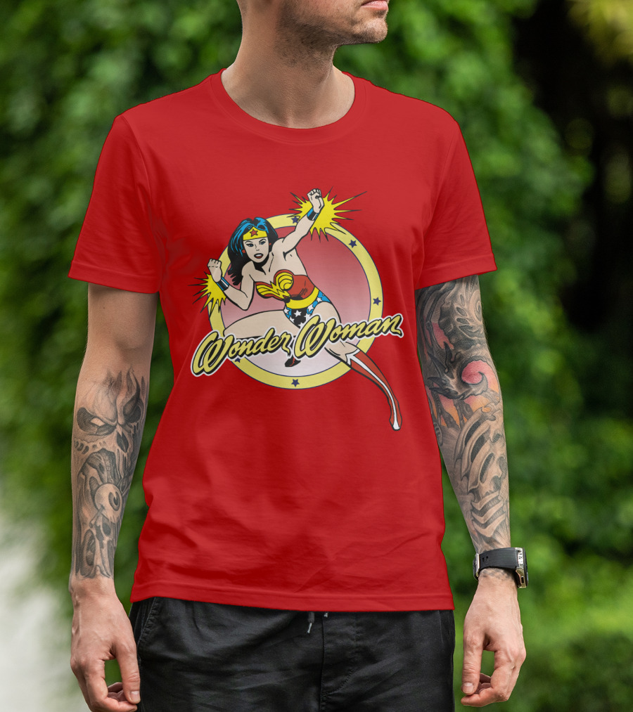 Wonder Woman Dynamic Heroic Pose Comic T-Shirt