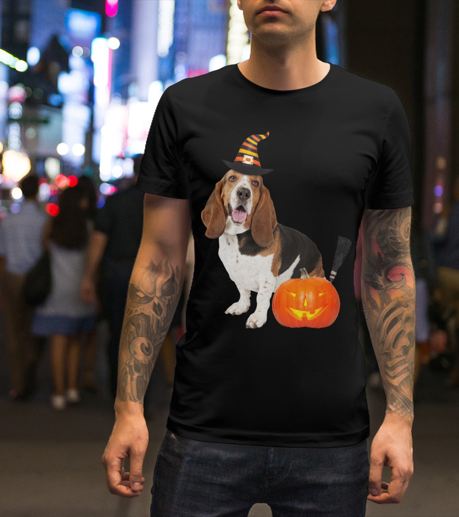 Basset Hound Witch Hat With Jack-O'-Lantern Halloween Dog T-Shirt