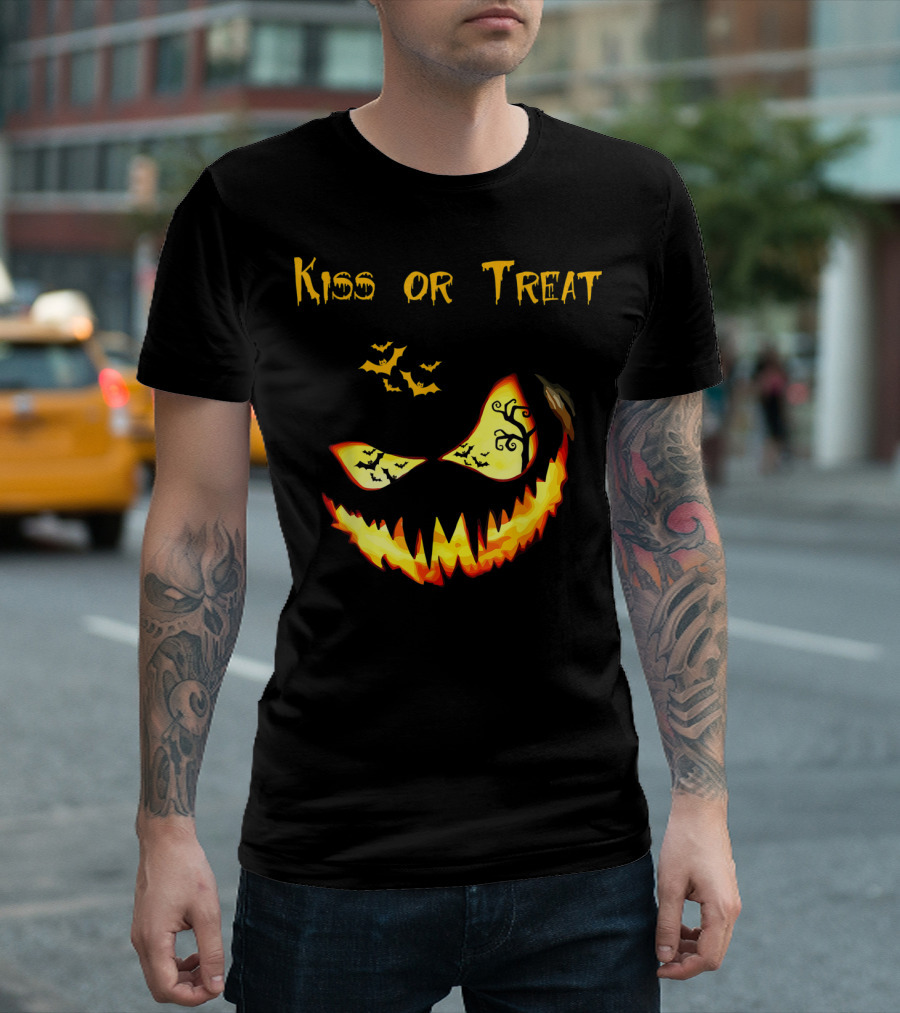Kiss Or Treat Jack-O'-Lantern with Bats Halloween Pumpkin T-Shirt