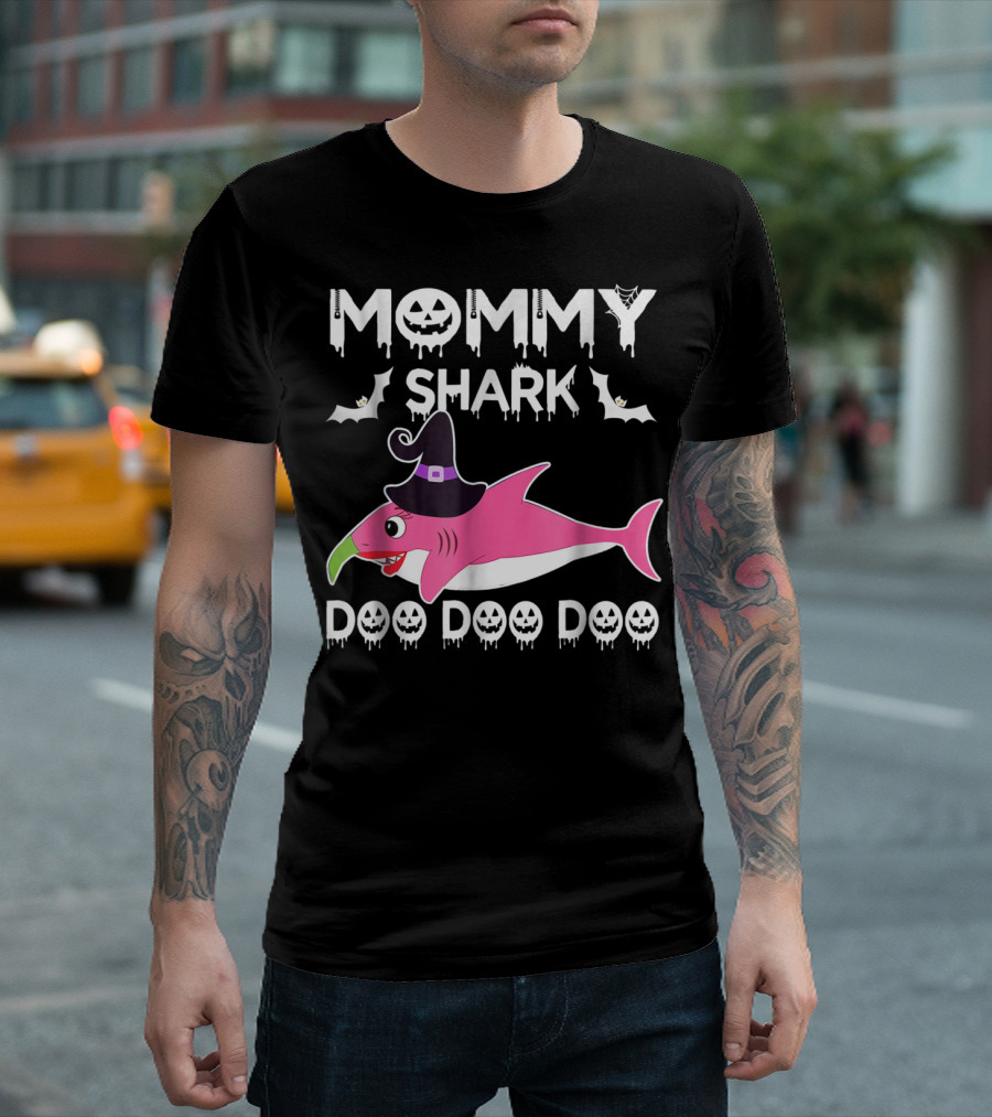 Mommy Shark Doo Doo Doo Halloween Witch With Bats And Pumpkin Faces T-Shirt