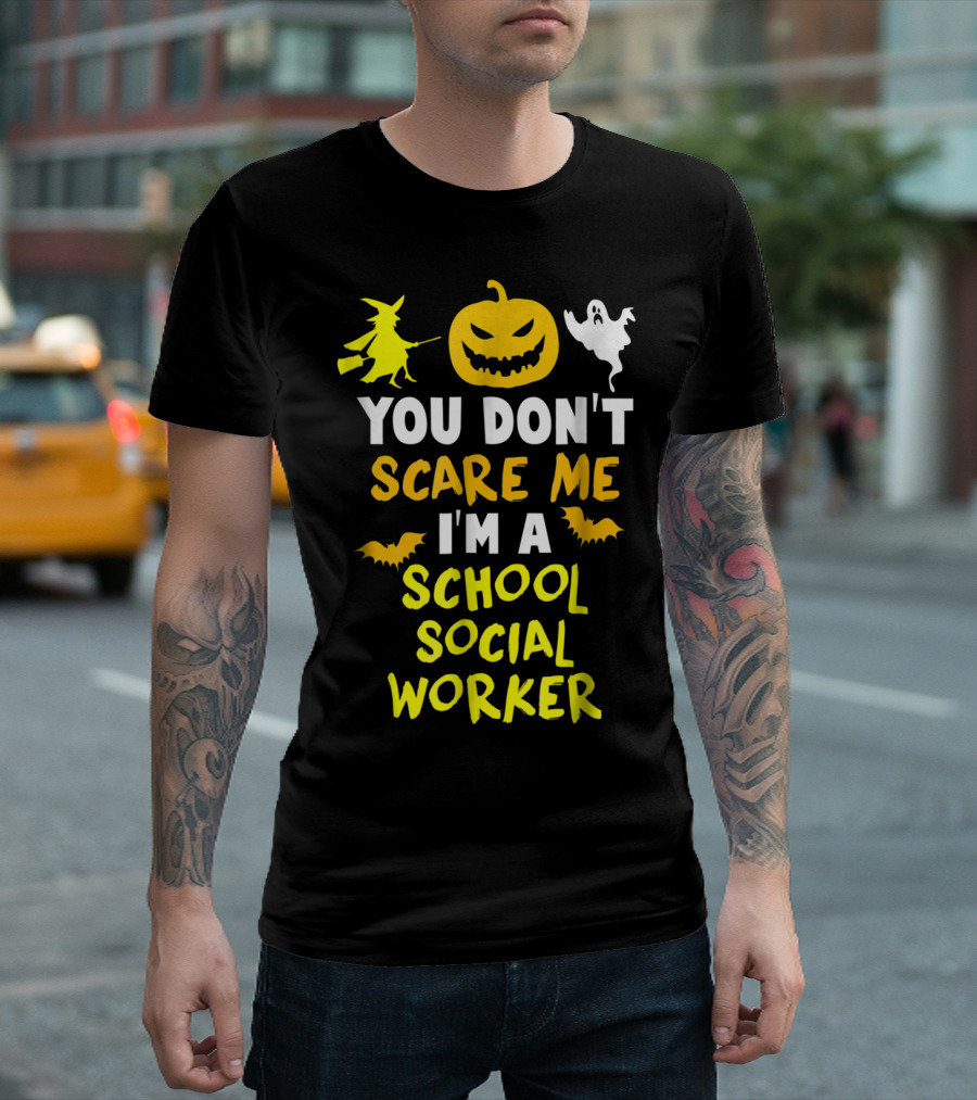 You Don't Scare Me I'm a School Social Worker Halloween Pumpkin Witch Ghost Bats T-Shirt