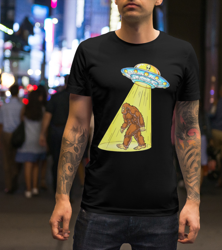 Bigfoot Sasquatch UFO Abduction Alien Flying Saucer T-Shirt