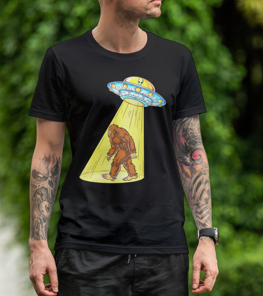 Bigfoot Sasquatch UFO Abduction Alien Flying Saucer T-Shirt