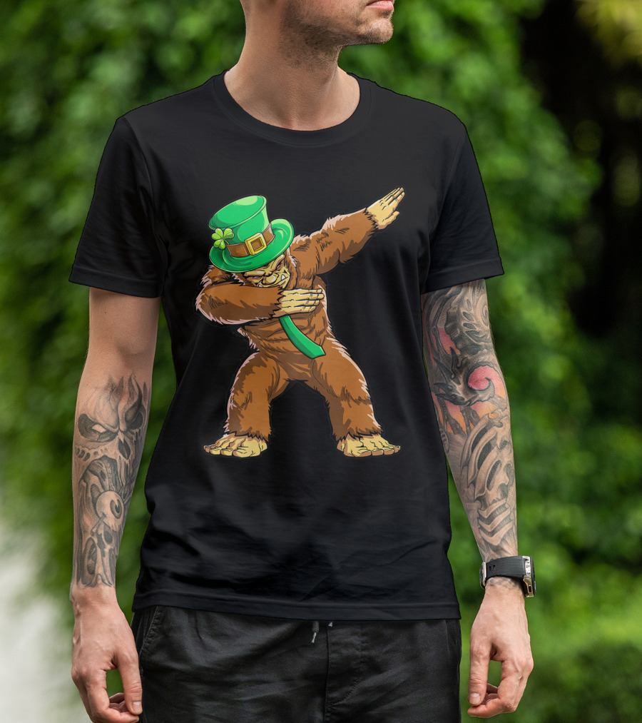 Dabbing Bigfoot St Patricks Day Leprechaun Hat T-Shirt
