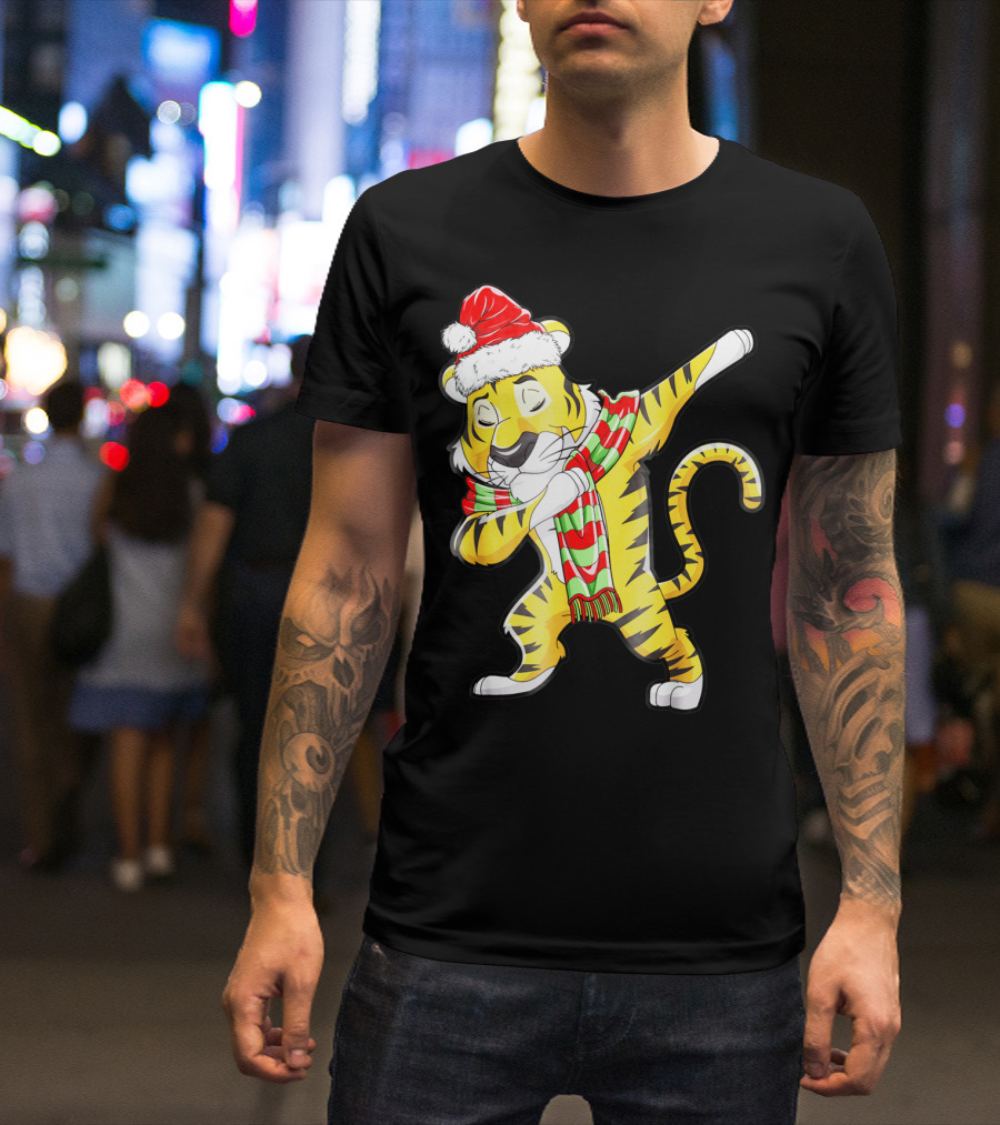 Dabbing Tiger Santa In Santa Hat And Festive Scarf T-Shirt