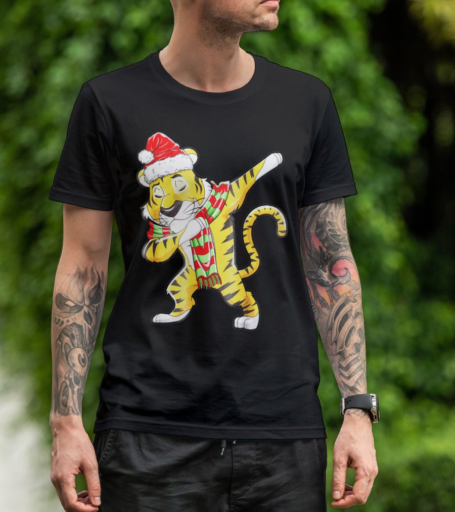 Dabbing Tiger Santa In Santa Hat And Festive Scarf T-Shirt