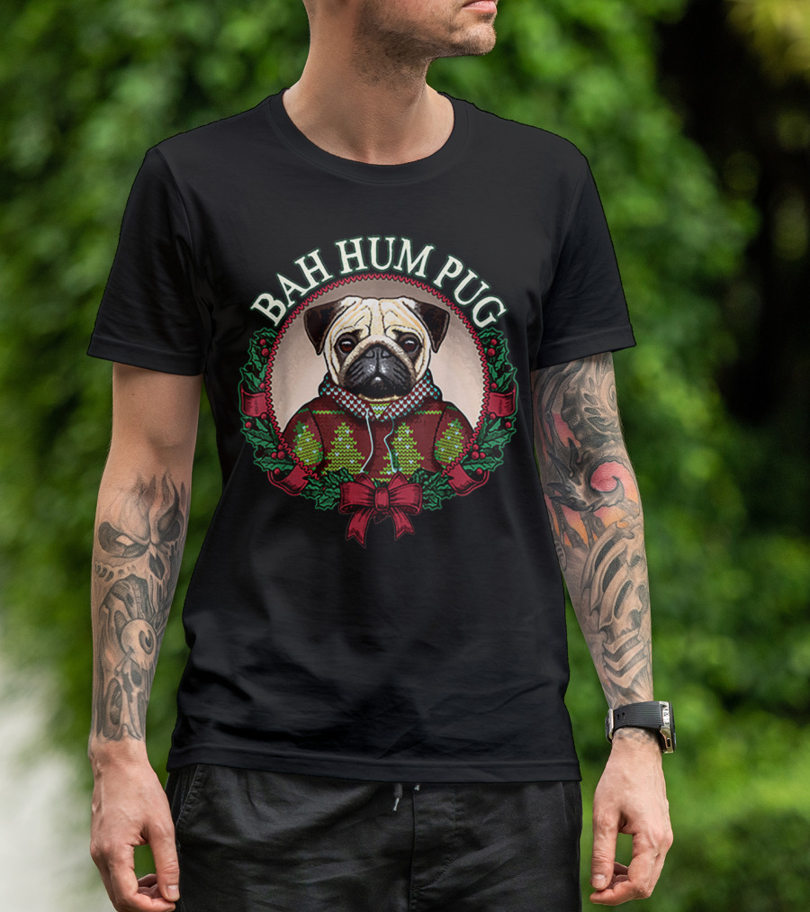 Bah Hum Pug Christmas Pun With Pug In Festive Wreath T-Shirt