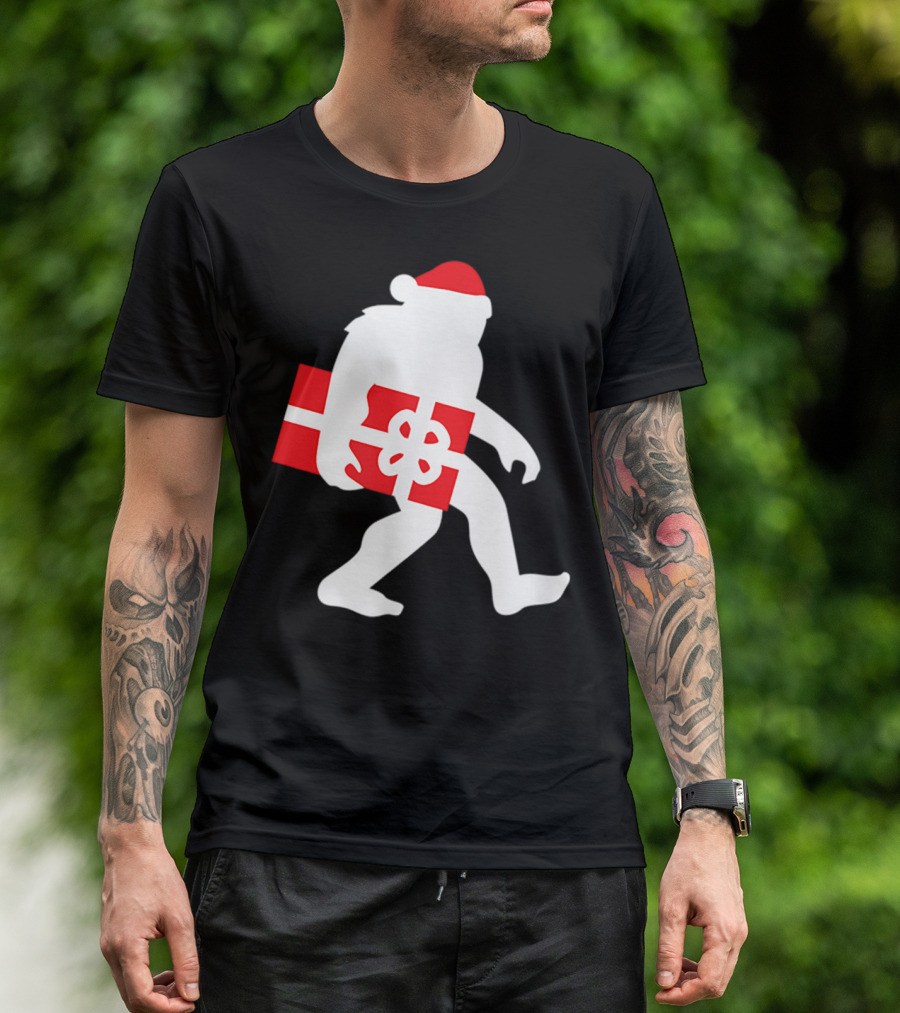 Nice Bigfoot Carrying Christmas Gift In Santa Hat T-Shirt
