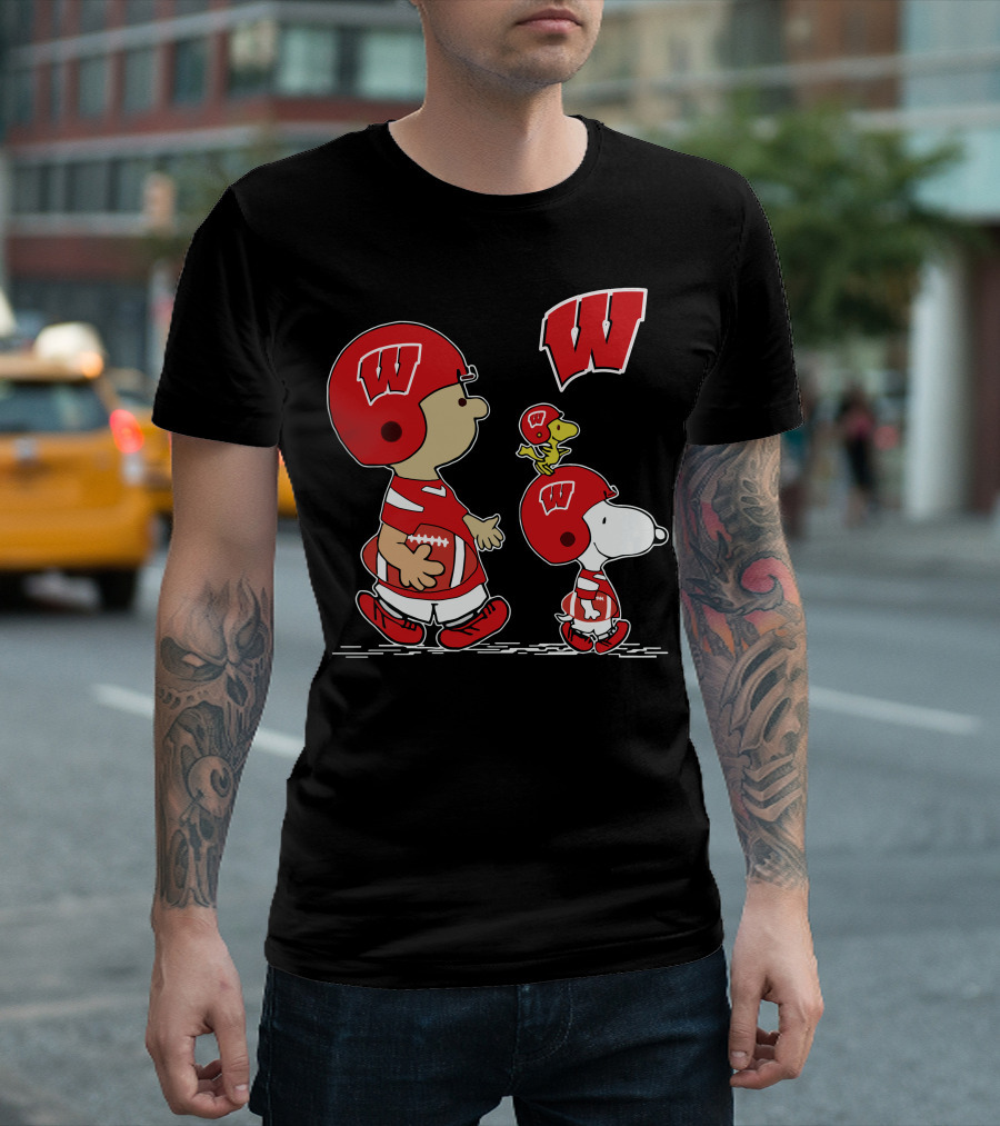 Wisconsin Badgers Snoopy Charlie Brown Woodstock Football Helmets T-Shirt