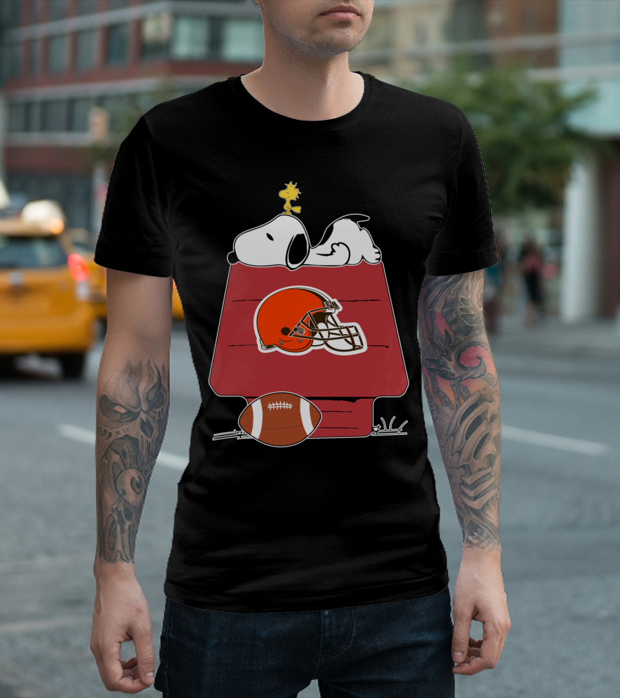 Snoopy And Woodstock On Doghouse With Cleveland Browns Helmet And Football T-Shirt