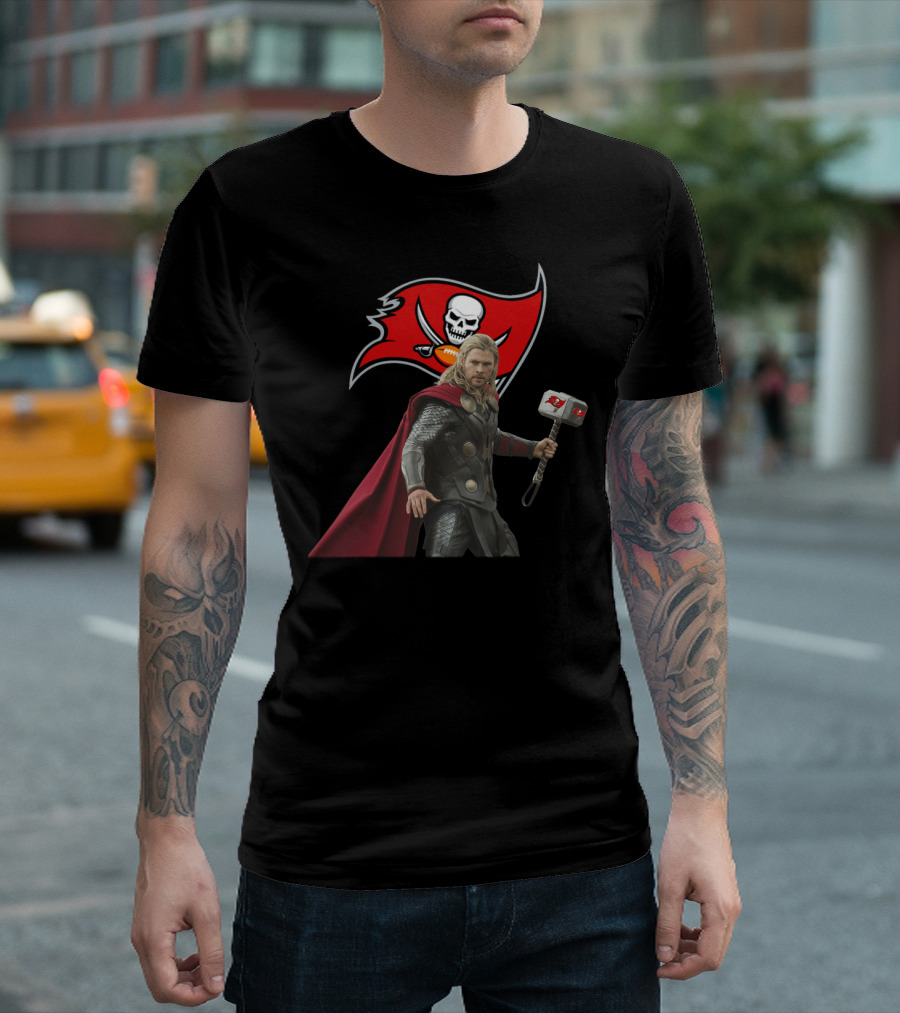 Tampa Bay Buccaneers Thor With Hammer And Skull Flag T-Shirt