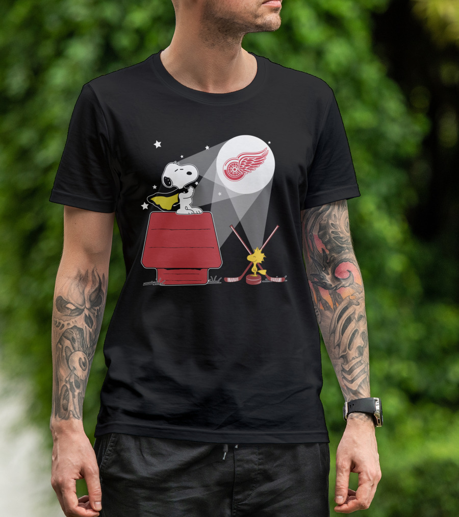 Detroit Red Wings Snoopy And Woodstock Moonlight Scene T-Shirt