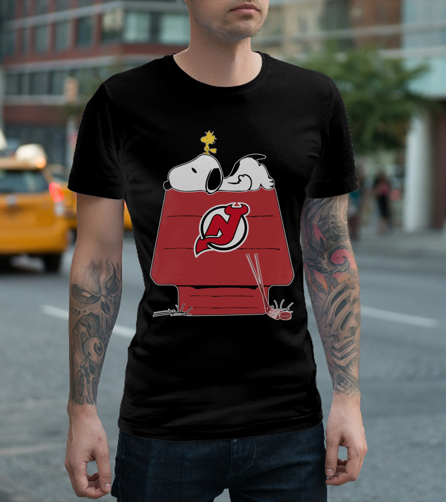 New Jersey Devils Snoopy And Woodstock On Doghouse With Hockey Sticks T-Shirt