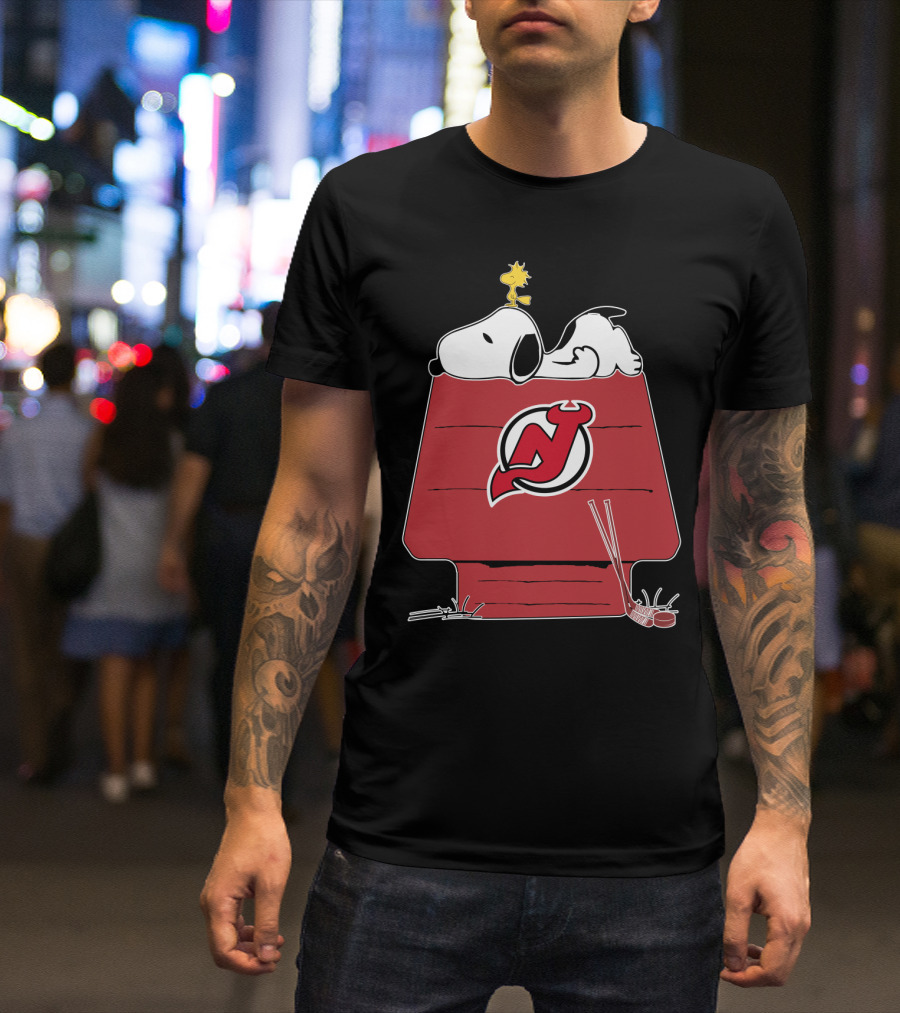 New Jersey Devils Snoopy And Woodstock On Doghouse With Hockey Sticks T-Shirt