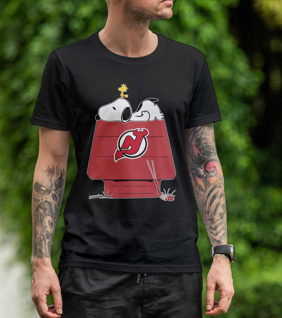 New Jersey Devils Snoopy And Woodstock On Doghouse With Hockey Sticks T-Shirt