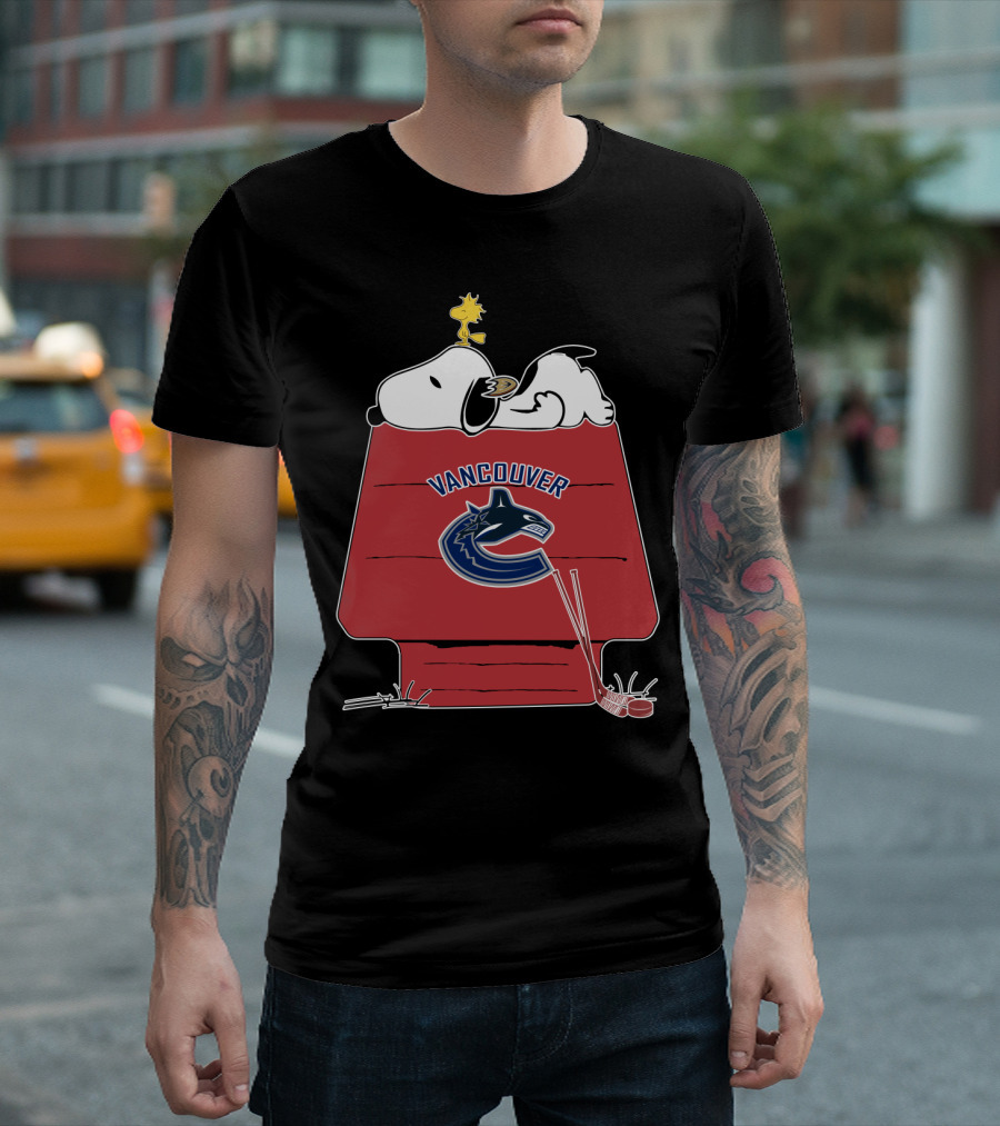 Vancouver Canucks Snoopy Woodstock Hockey Doghouse T-Shirt
