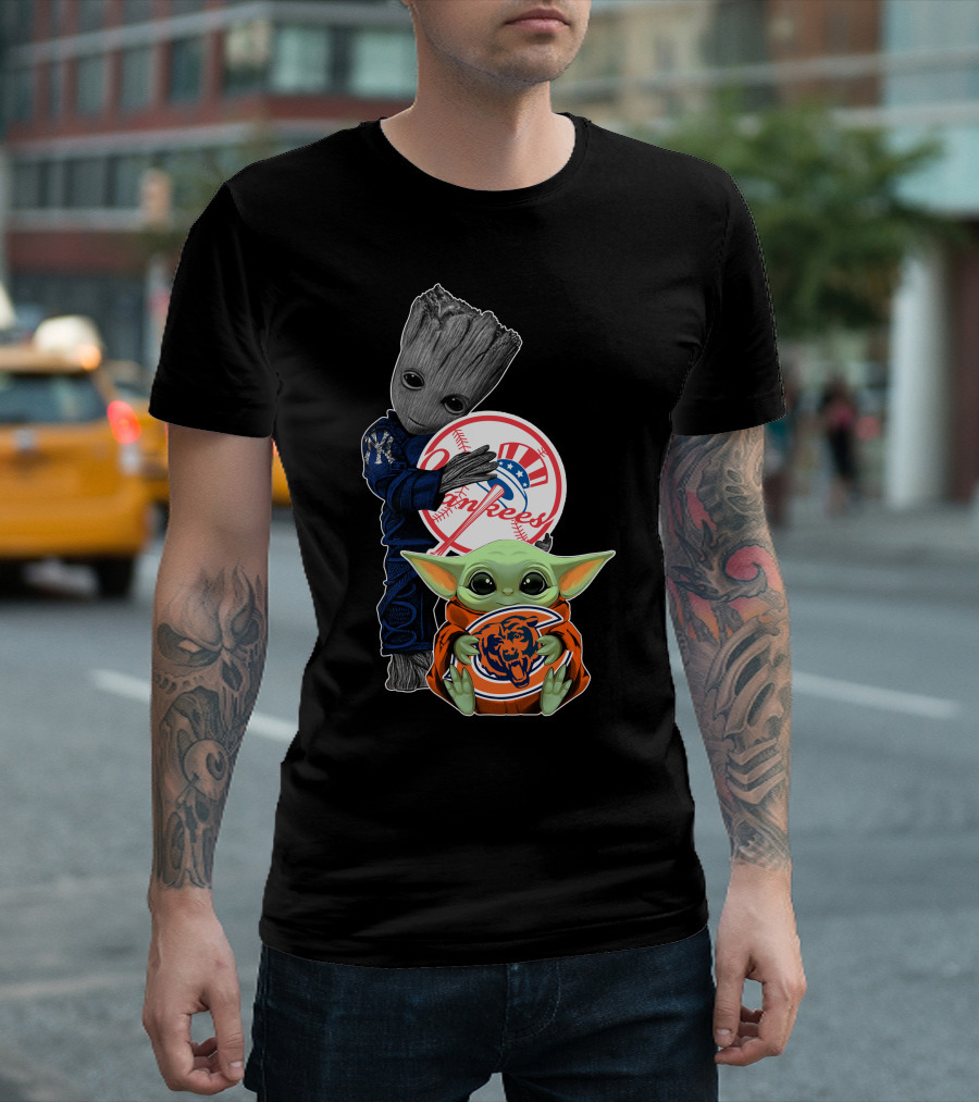 Yankees Groot And Baby Yoda Holding Chicago Bears T-Shirt
