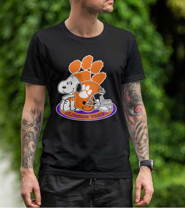Clemson Tigers Snoopy Paw Print Helmet T-Shirt