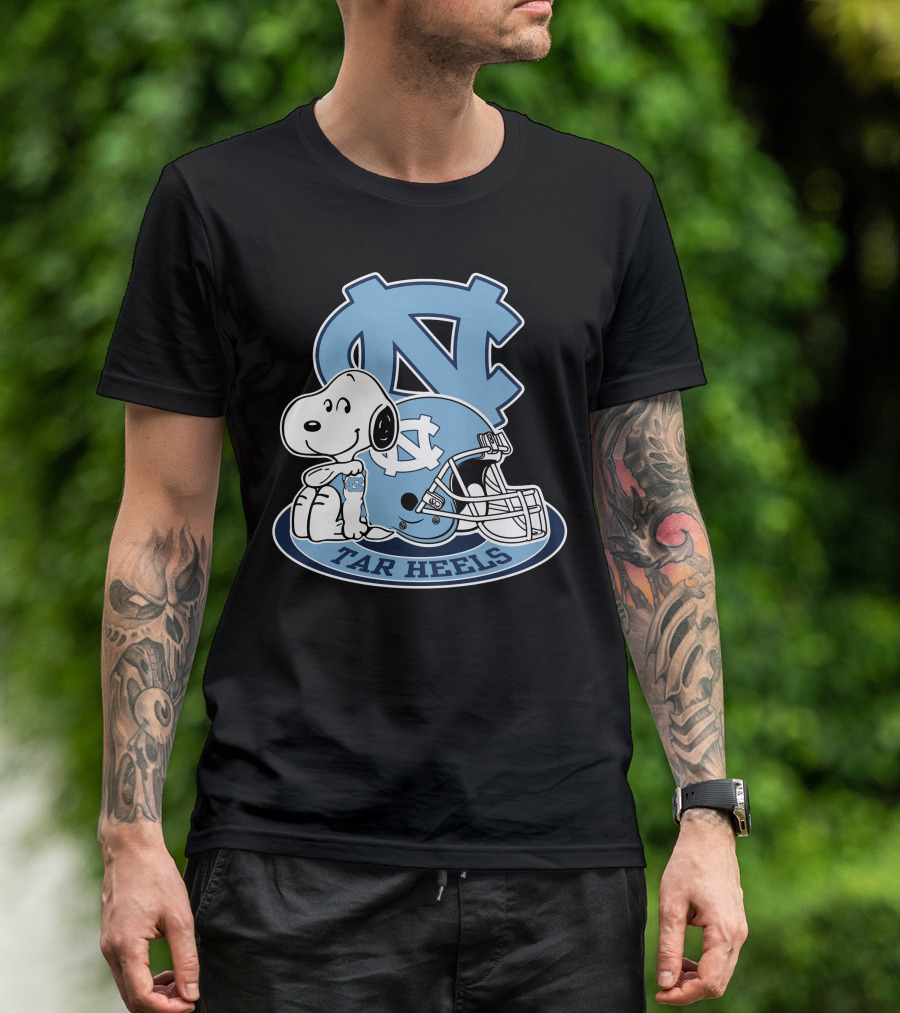 North Carolina Tar Heels Snoopy Football Helmet T-Shirt