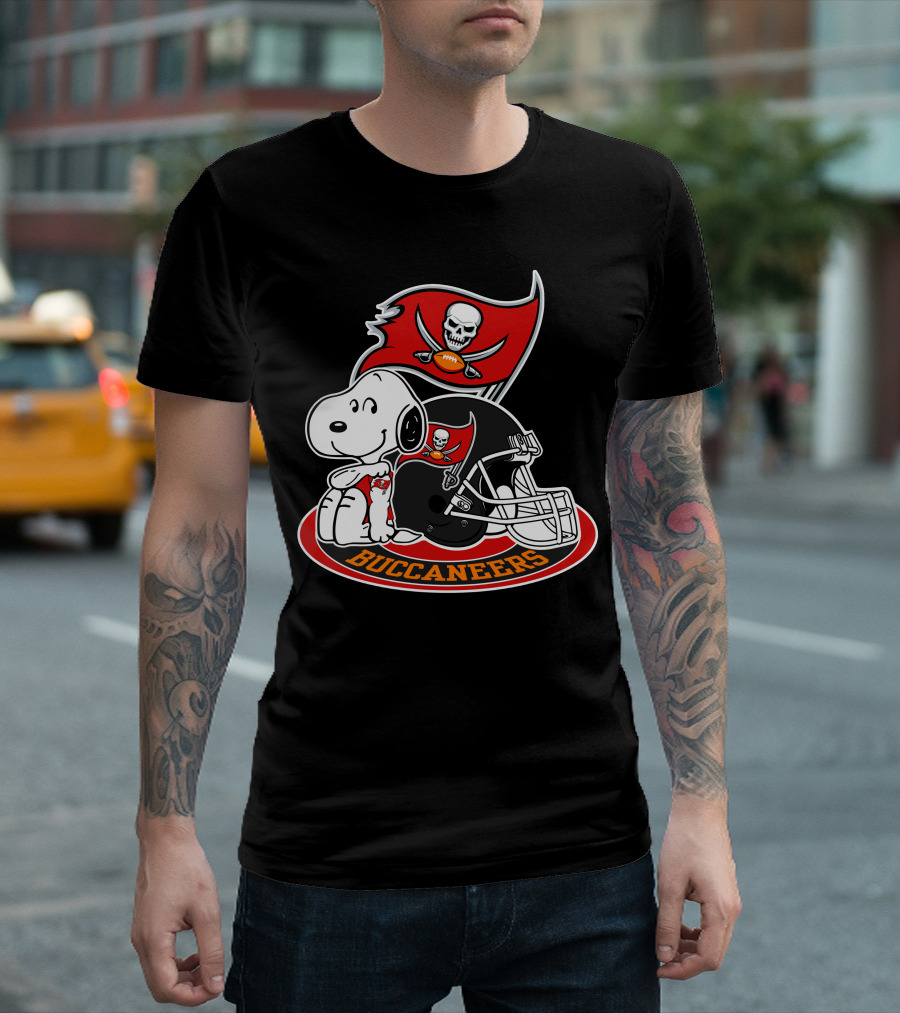 Tampa Bay Buccaneers Snoopy Helmet And Flag T-Shirt