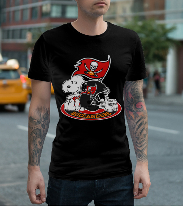 Tampa Bay Buccaneers Snoopy Helmet And Flag T-Shirt