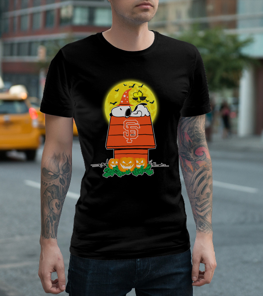 San Francisco Giants Snoopy Woodstock Halloween Moon Pumpkins T-Shirt
