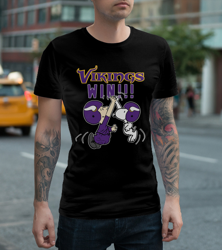 Vikings Win Peanuts High Five Celebration T-Shirt