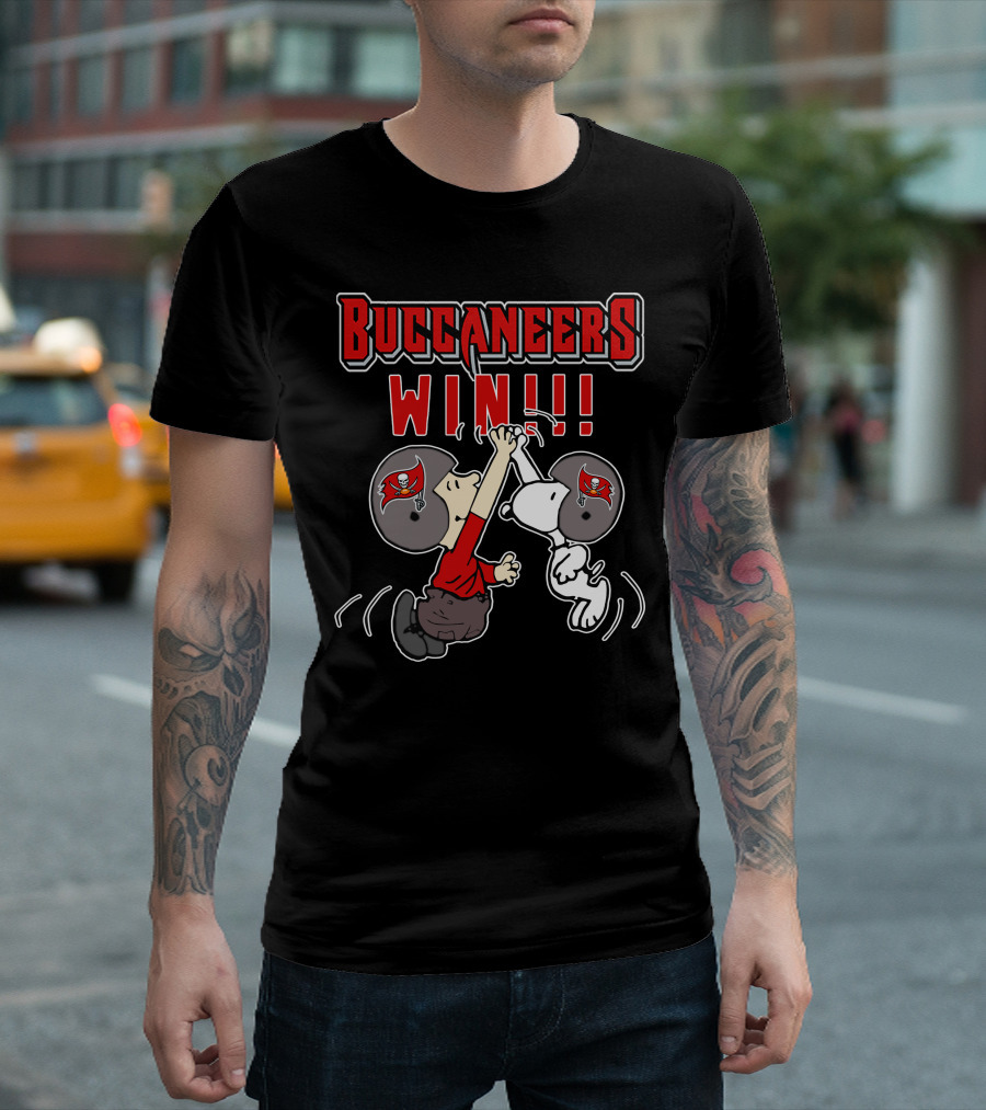Buccaneers Win Snoopy High-Fiving Football Victory T-Shirt