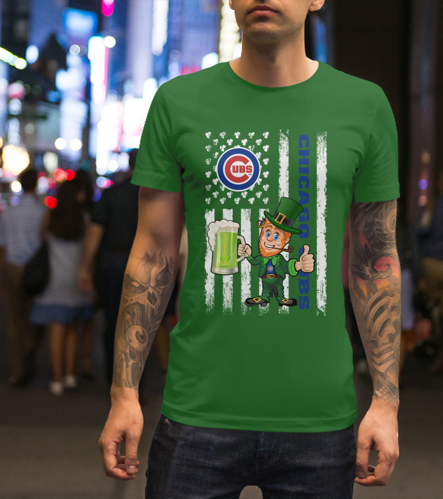 Chicago Cubs St Patrick's Day Leprechaun With Shamrocks And Flag T-Shirt