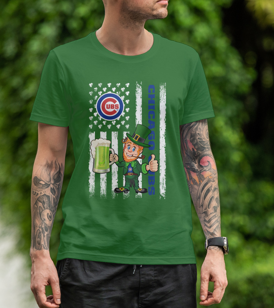 Chicago Cubs St Patrick's Day Leprechaun With Shamrocks And Flag T-Shirt