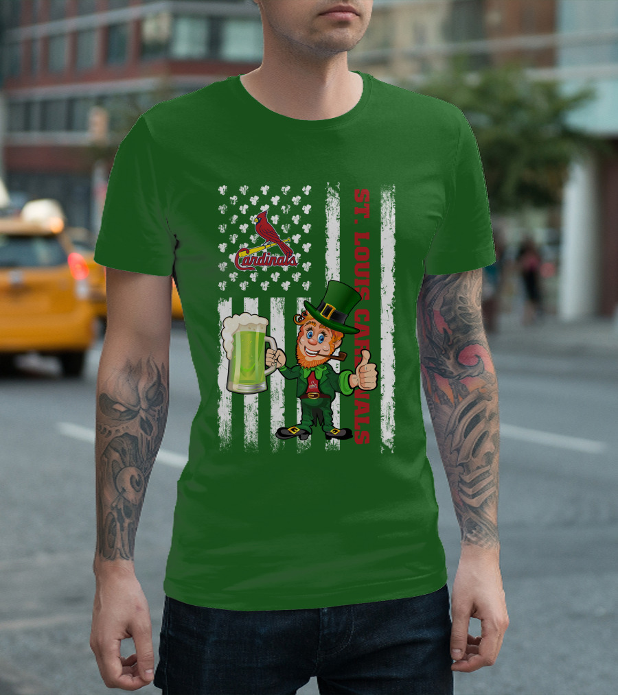 St. Louis Cardinals St Patrick's Day Leprechaun Beer Cheers with Shamrock Flag T-Shirt