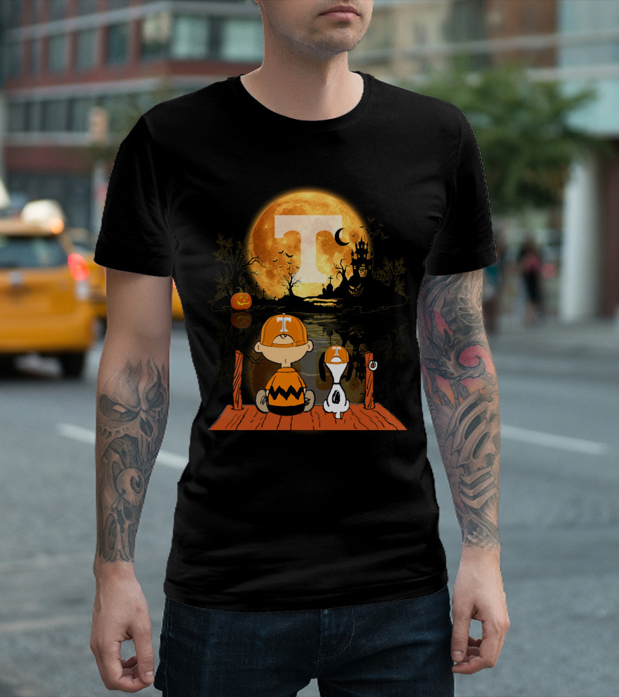 Tennessee Volunteers Halloween Full Moon T And Snoopy Pumpkin Scene T-Shirt
