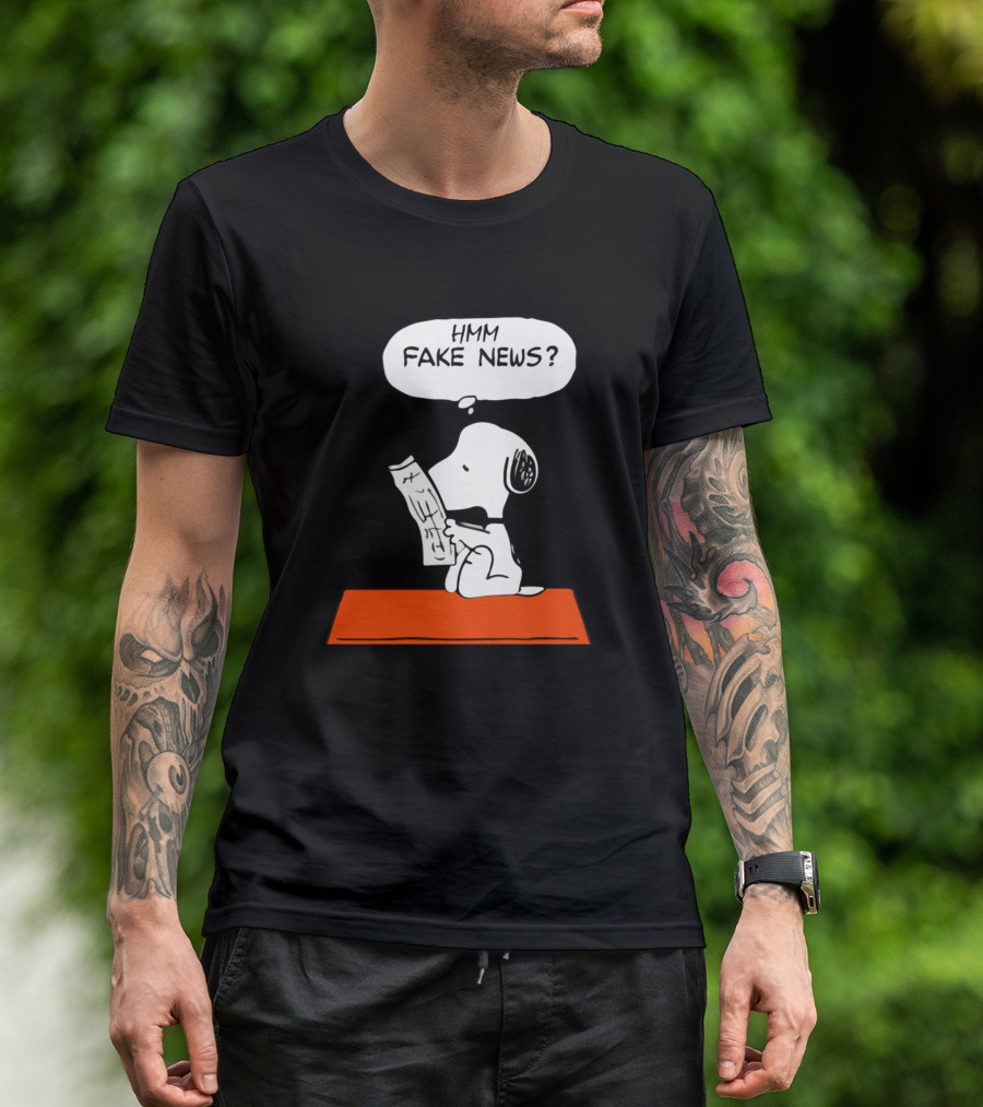Snoopy Reading Newspaper Hmm Fake News? T-Shirt