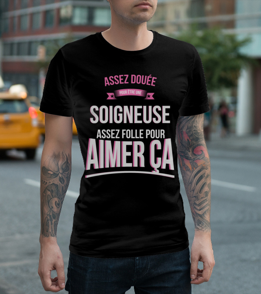 ASSEZ DOUÉE POUR ÊTRE UNE SOIGNEUSE ASSEZ FOLLE POUR AIMER ÇA T-Shirt