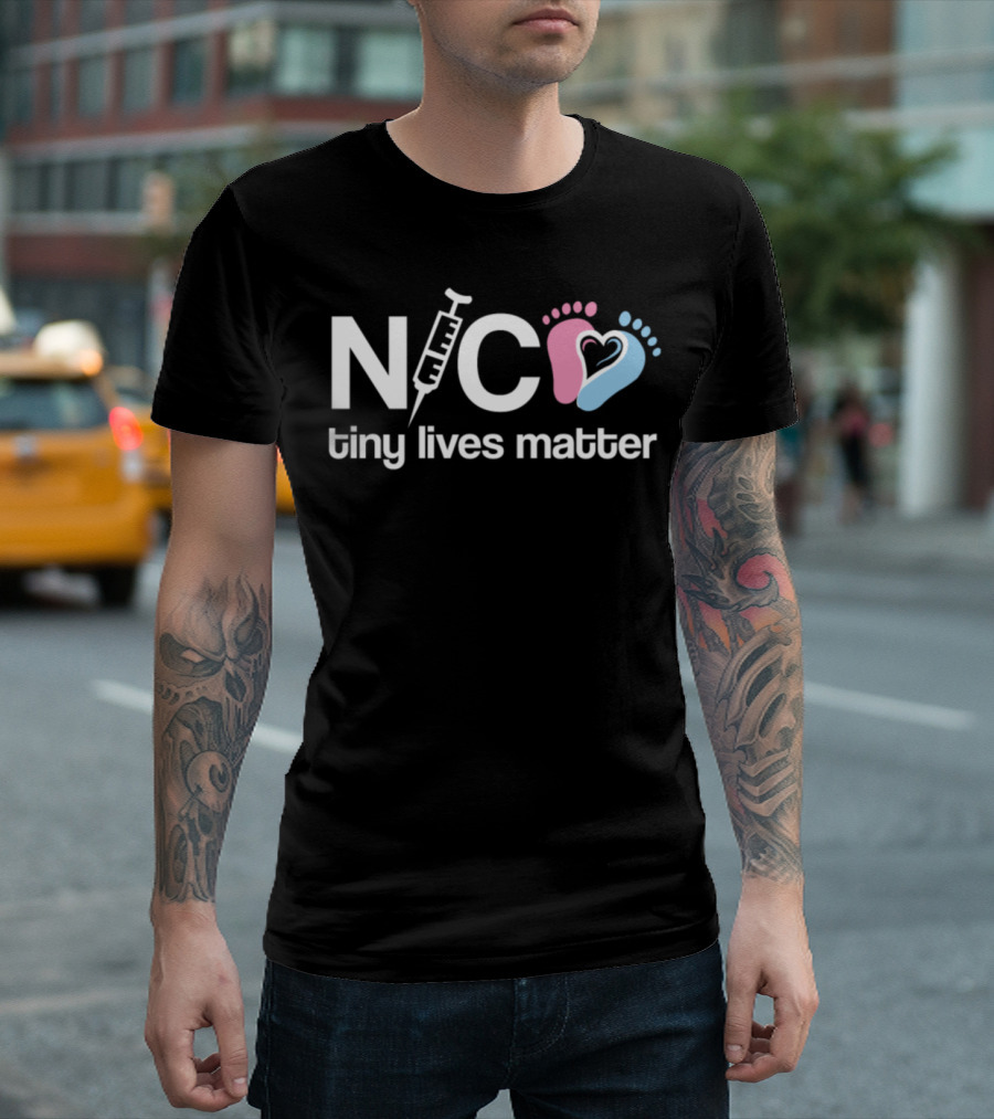 NICU Tiny Lives Matter Neonatal Nurse With Heart Footprints And Syringe T-Shirt