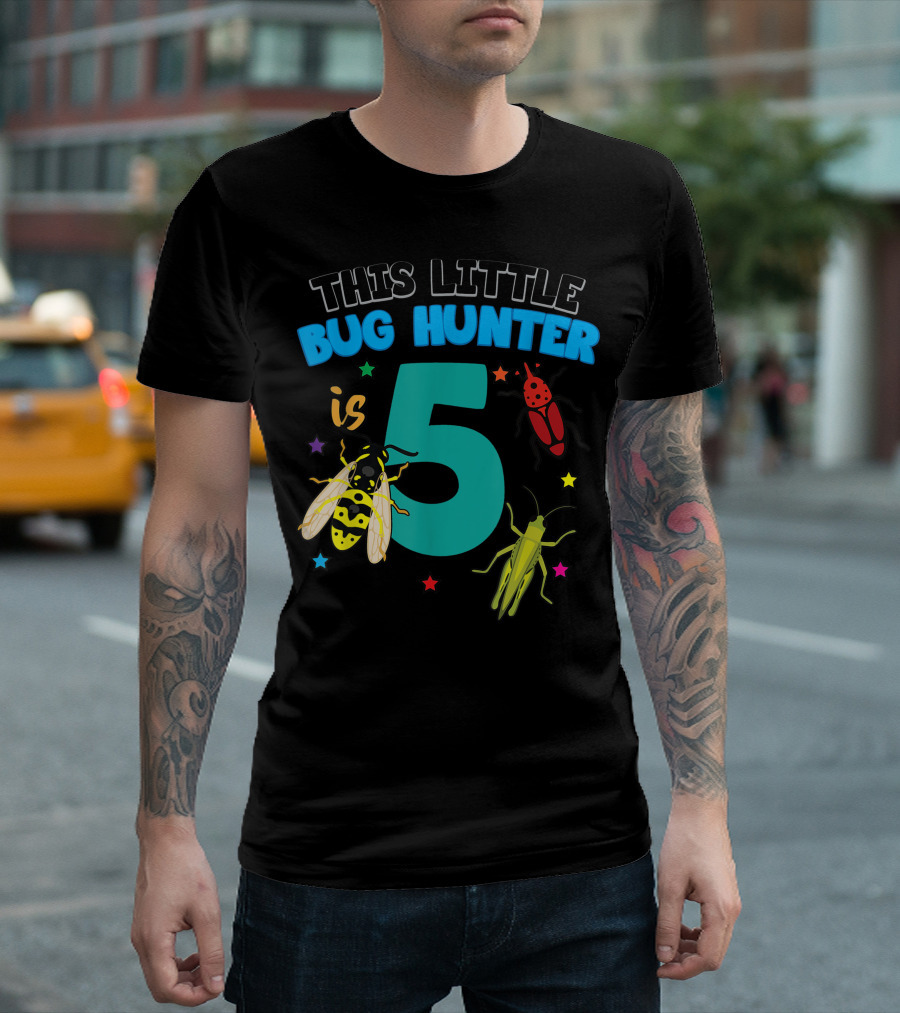 This Little Bug Hunter Is 5 Insect Birthday Girls Nummer Fünf Bees Beetles Grasshoppers Stars T-Shirt