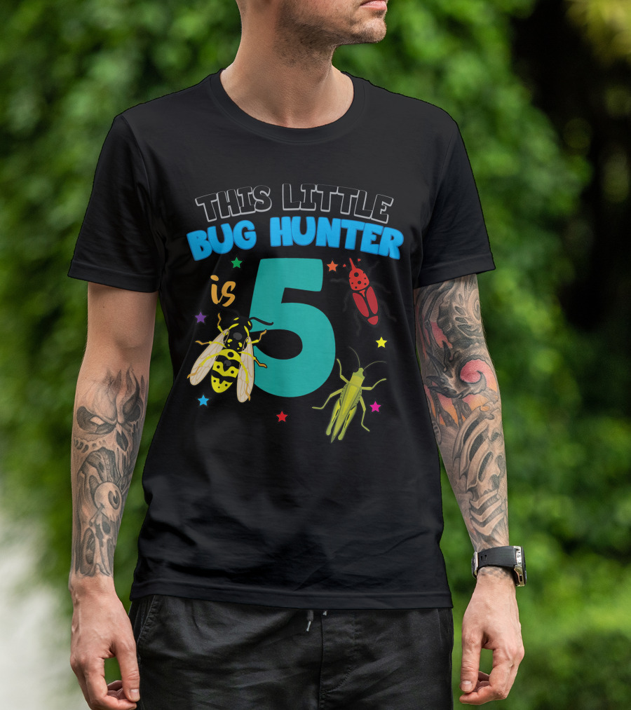 This Little Bug Hunter Is 5 Insect Birthday Girls Nummer Fünf Bees Beetles Grasshoppers Stars T-Shirt