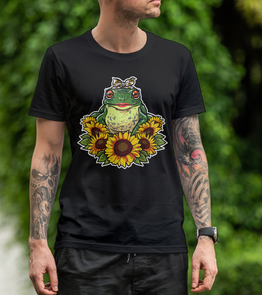 Cute Love Toad Surrounded By Sunflower Decor Frog T-Shirt