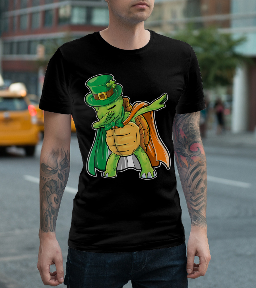 Dabbing Turtle St Patricks Day Leprechaun With Irish Flag Cape T-Shirt
