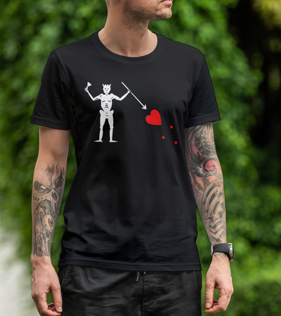 Skeleton With Spear And Heart On Blackbeard's Jolly Roger Pirate Flag T-Shirt