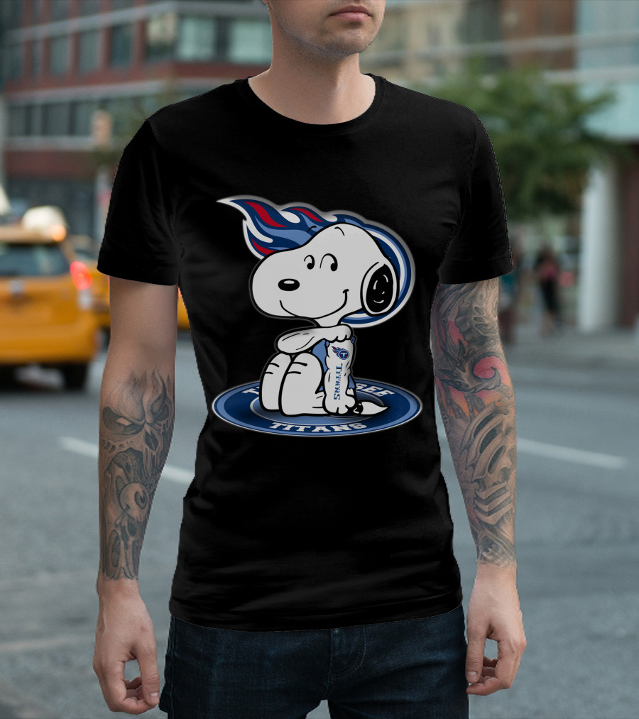 Tennessee Titans Snoopy Holding Football T-Shirt