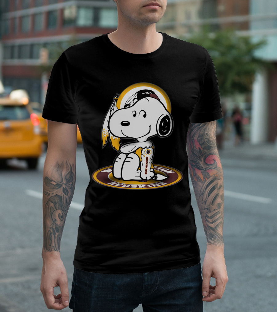 Snoopy Hugging Football Trophy Washington Redskins Sports T-Shirt
