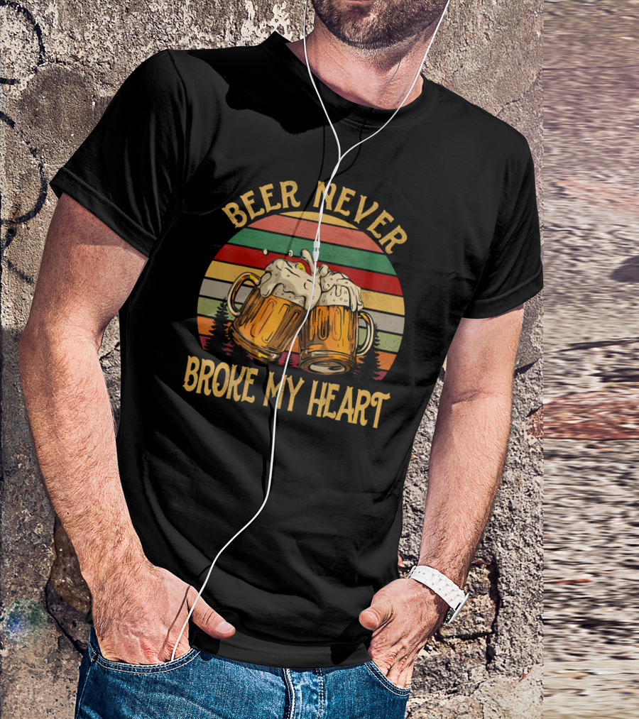 Beer Never Broke My Heart Sunset Vintage Beer Mugs Retro Stripes T-Shirt