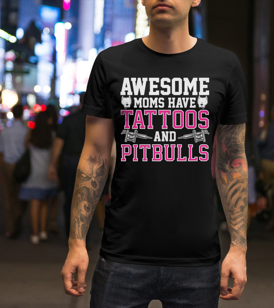 AWESOME MOMS HAVE TATTOOS AND PITBULLS WITH TATTOO MACHINES AND PITBULL HEADS T-Shirt