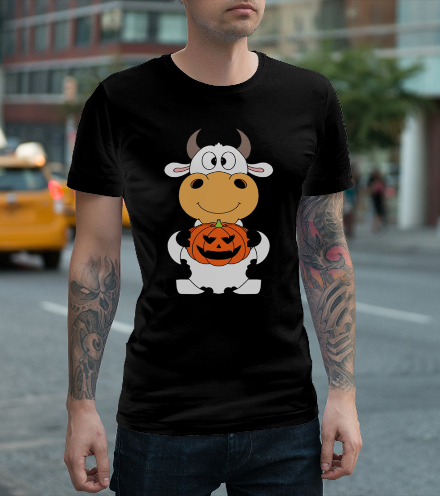 Cute Cow Holding Jack-o'-Lantern Pumpkin For Happy Halloween T-Shirt